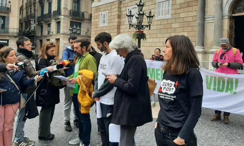 La mobilització d'entitats ecologistes a les portes del Palau de la Generalitat pels pressupostos.
