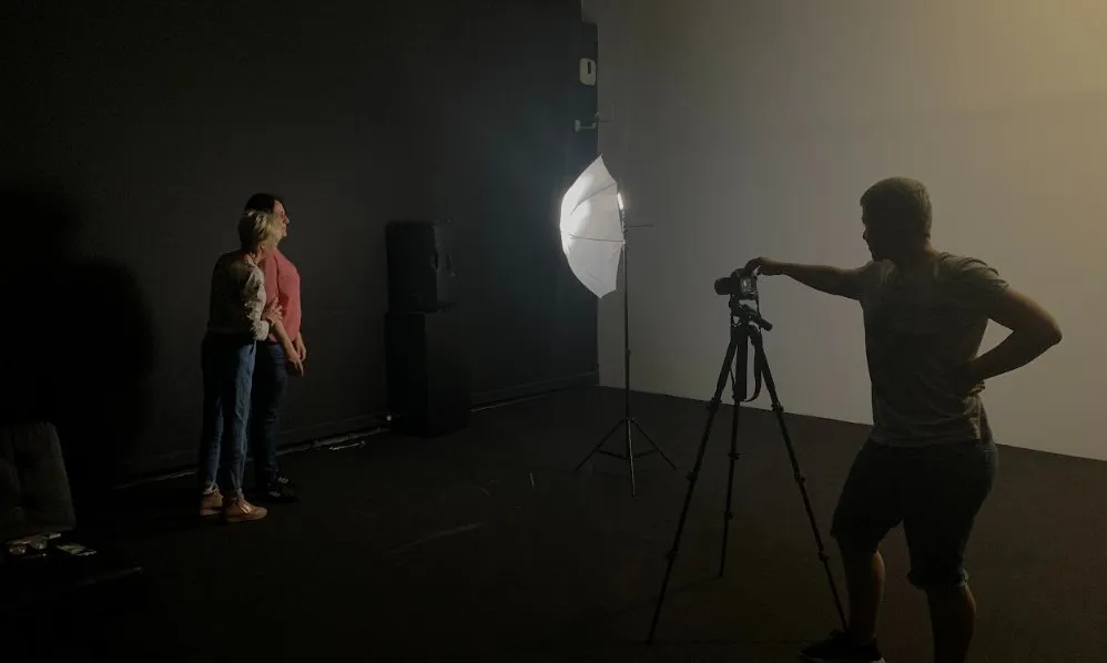 Les participants al projecte Tram es reuneixen setmanalment per compartir i revisar conjuntament vivències a través de vídeos, fotografies, escriptura i altres llenguatges.