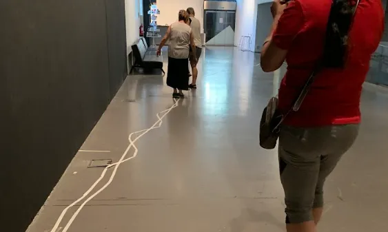 Han fet una 'performance' inspirades per la representació artística ‘El camino se hace al andar’, d'Esther Ferrer.