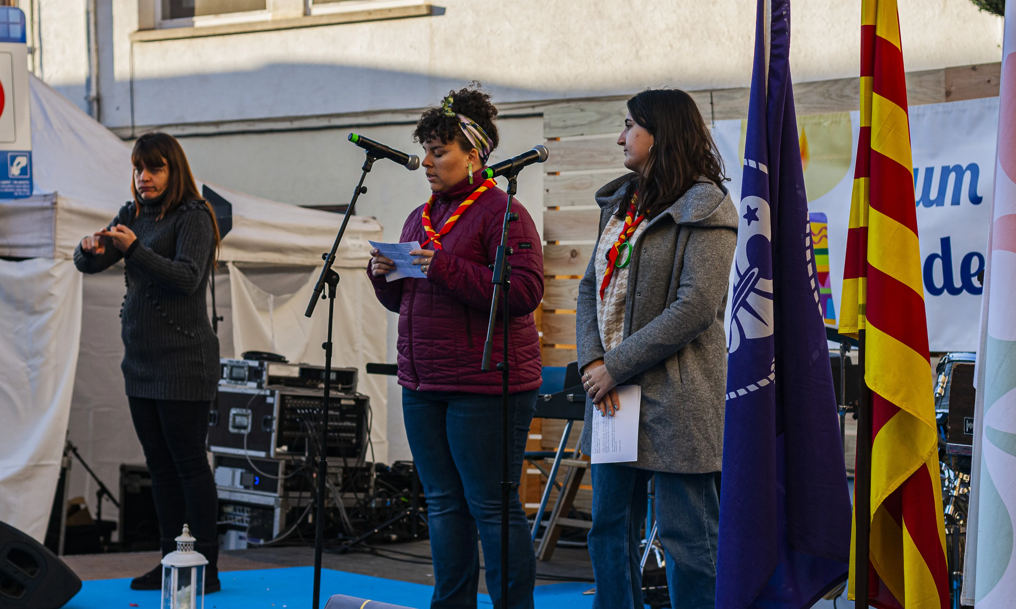 Sònia Vicens (esquerra) i Sandra Ceballos (dreta), membres de la Taula Executiva de Minyons Escoltes i Guies de Catalunya.