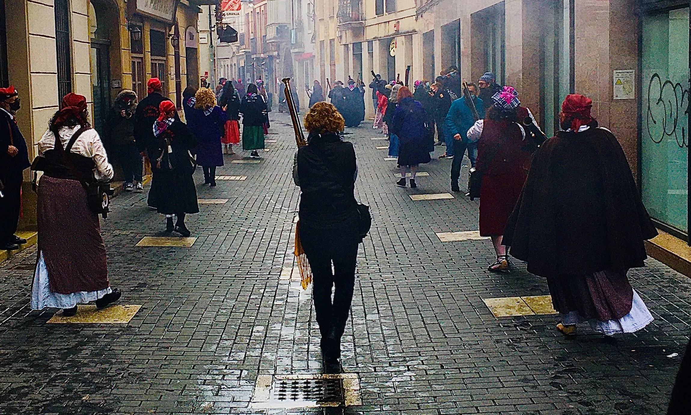 Tere Tarruella, presidenta de la Federació Coordinadora de Trabucaires de Catalunya, durant una galejada.