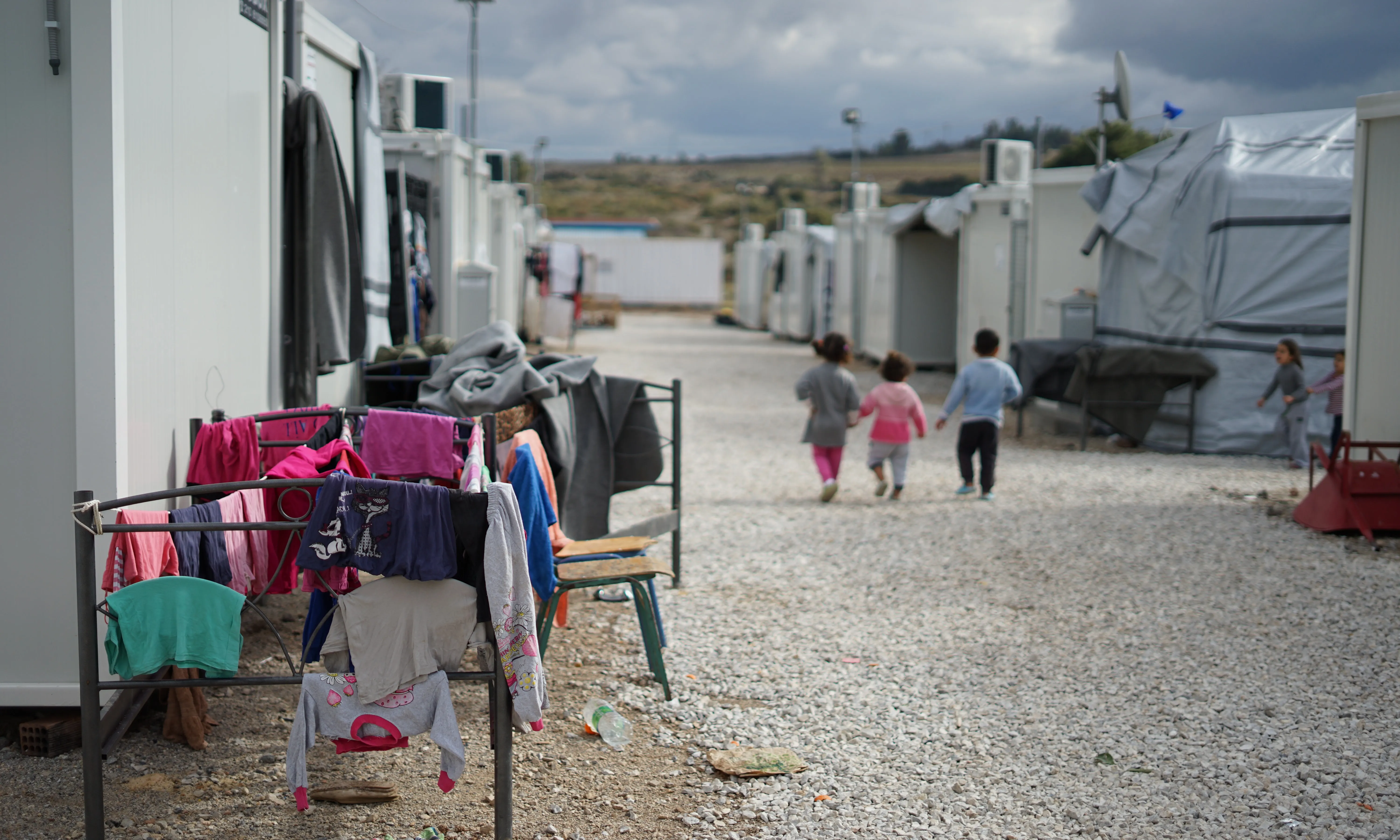 Criatures en un camp de persones refugiades a Grècia.