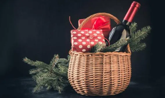 Les entitats socials ofereixen lots de Nadal per tal de finançar la seva activitat i projectes