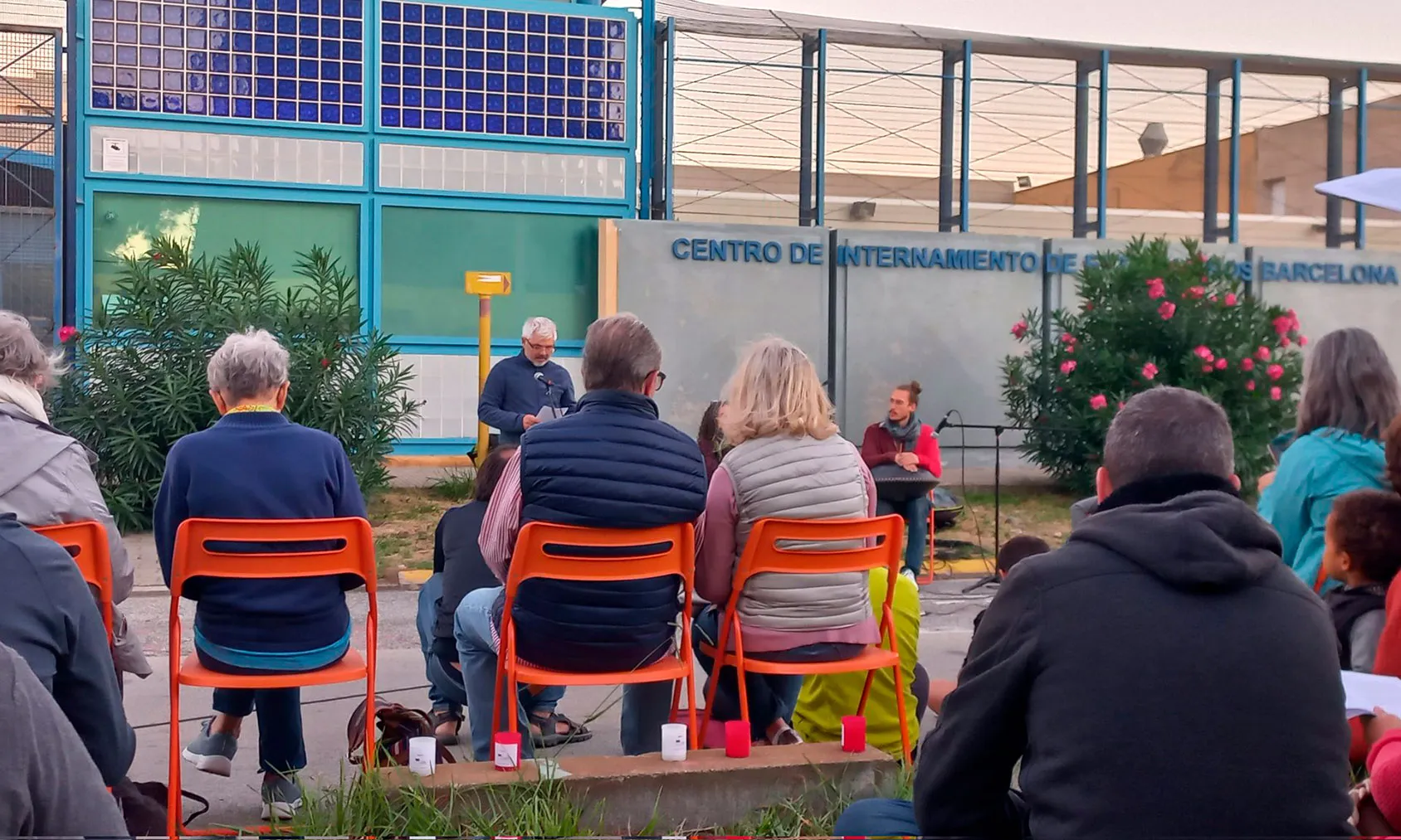 Un moment de la vetlla que es va celebrar el passat octubre davant de les portes del CIE de la Zona Franca, a Barcelona.