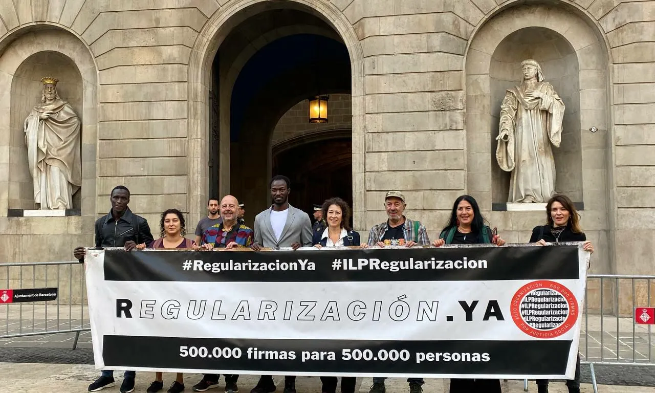 El moviment migrant i antiracista va presentar la ILP al ple de l'Ajuntament de Barcelona.