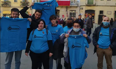 Una de les accions comunitàries del 'Voluntariat sense límits' a les festes de Sant Medir del barri de Gràcia.