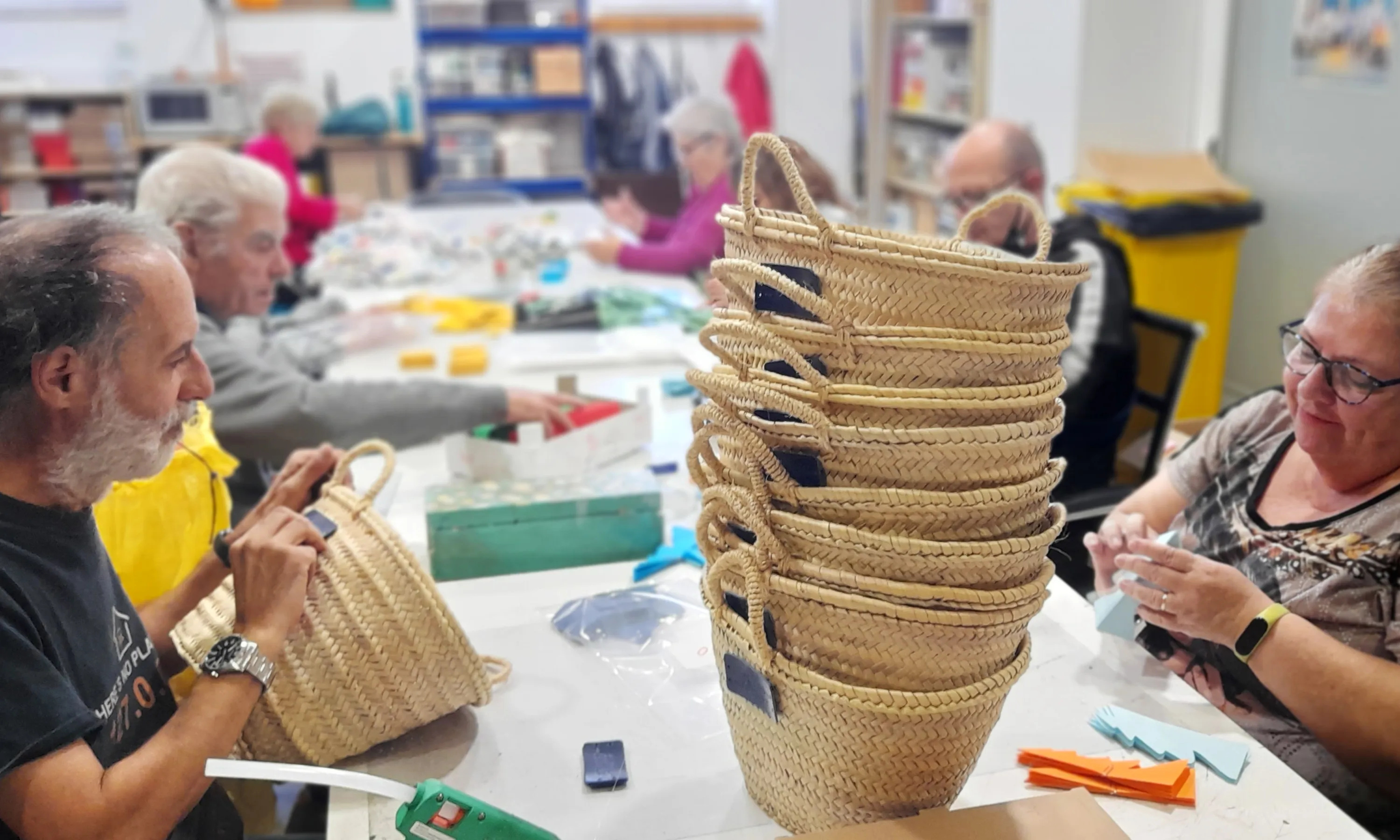 Un grup de treballadores de l'ADFOCET al taller de superpoders creant els productes de Nadal.