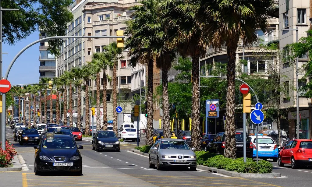Vehicles circulant a la ronda del General Mitre de Barcelona.
