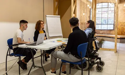 Persones joves reunides en una oficina. Font: Niu d'Imatges de la Joventut