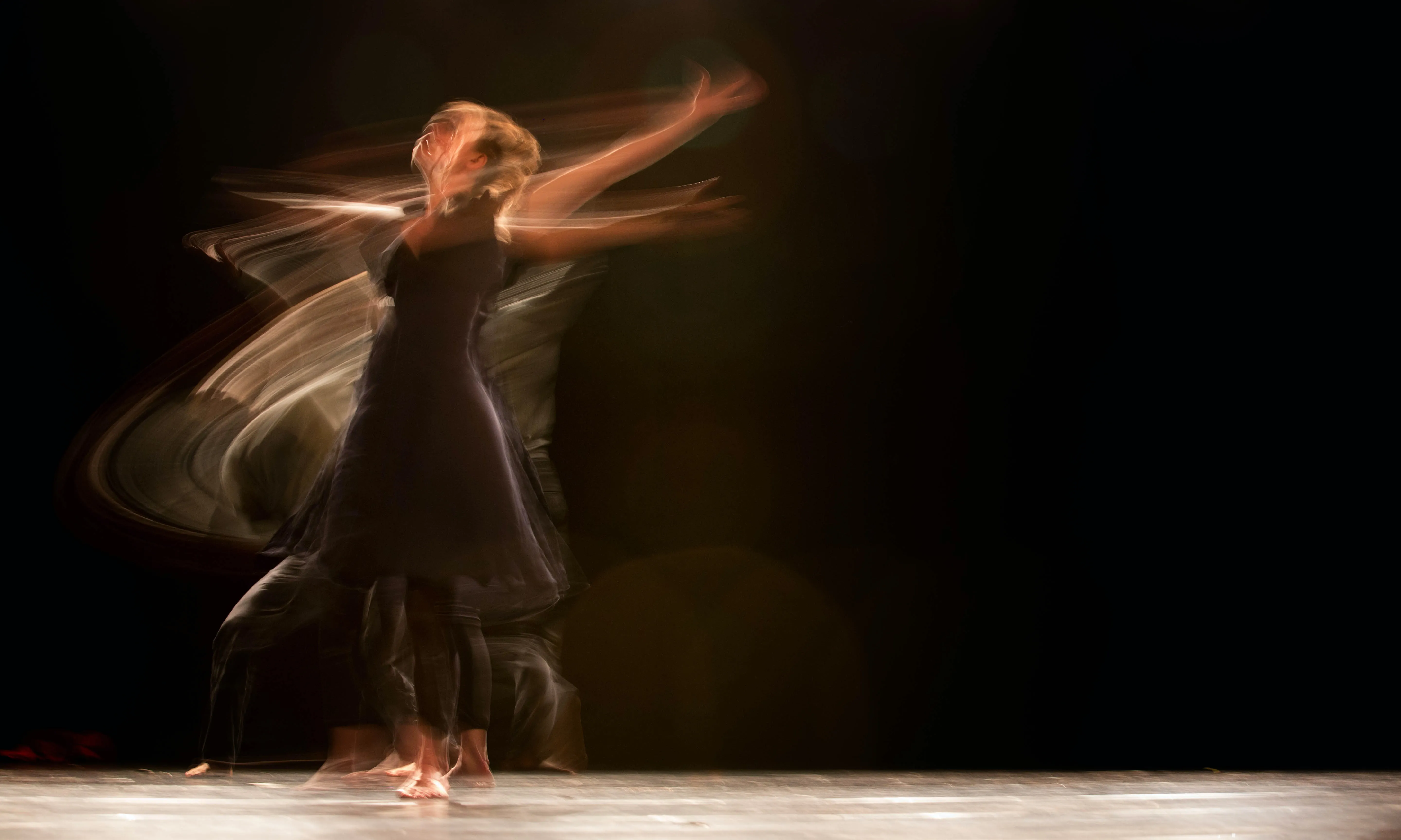 El projecte promou l’empoderament de dones en situació de vulnerabilitat a través de la dansa-teatre i la música.