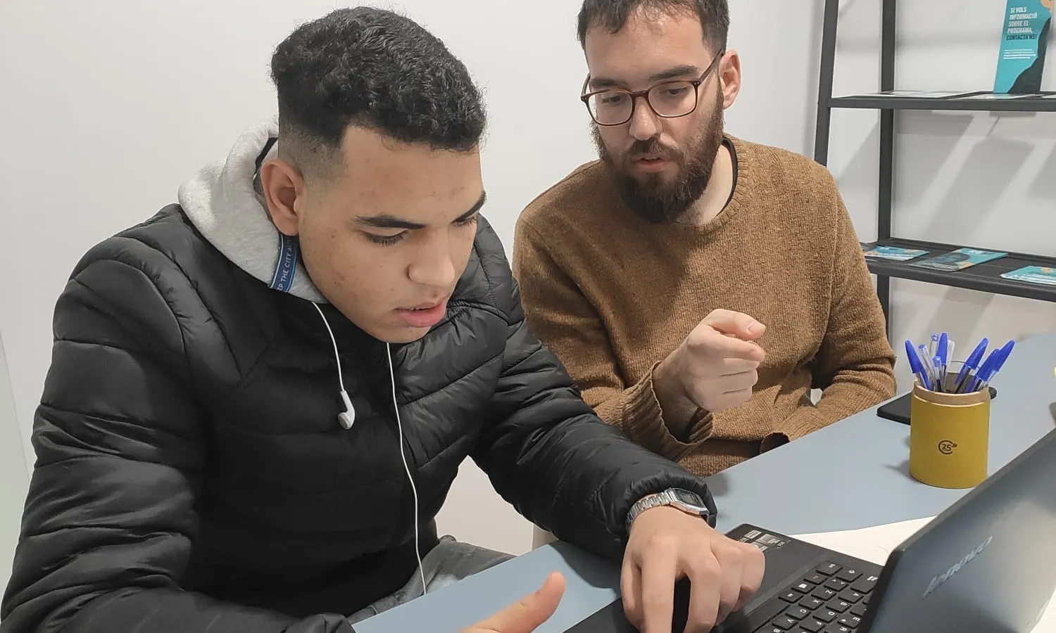 Cada setmana, l'aula d'estudi acull jovent que volen a avançar en la seva formació amb el suport de voluntariat.