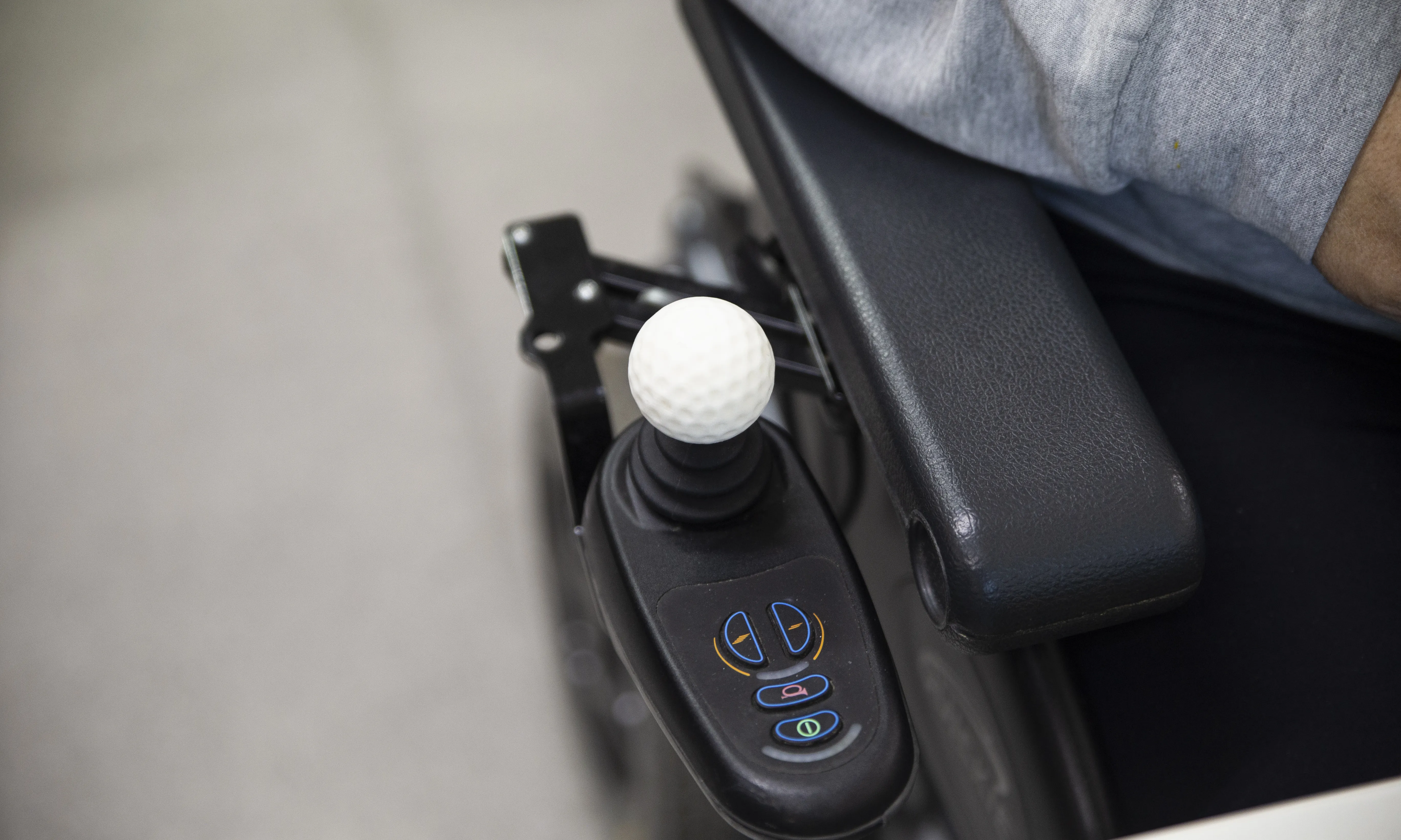 Comandament de la cadira de rodes del Miguel en forma de bola de golf que ha construït el grup de makers d'Estimia amb la impressora 3D.