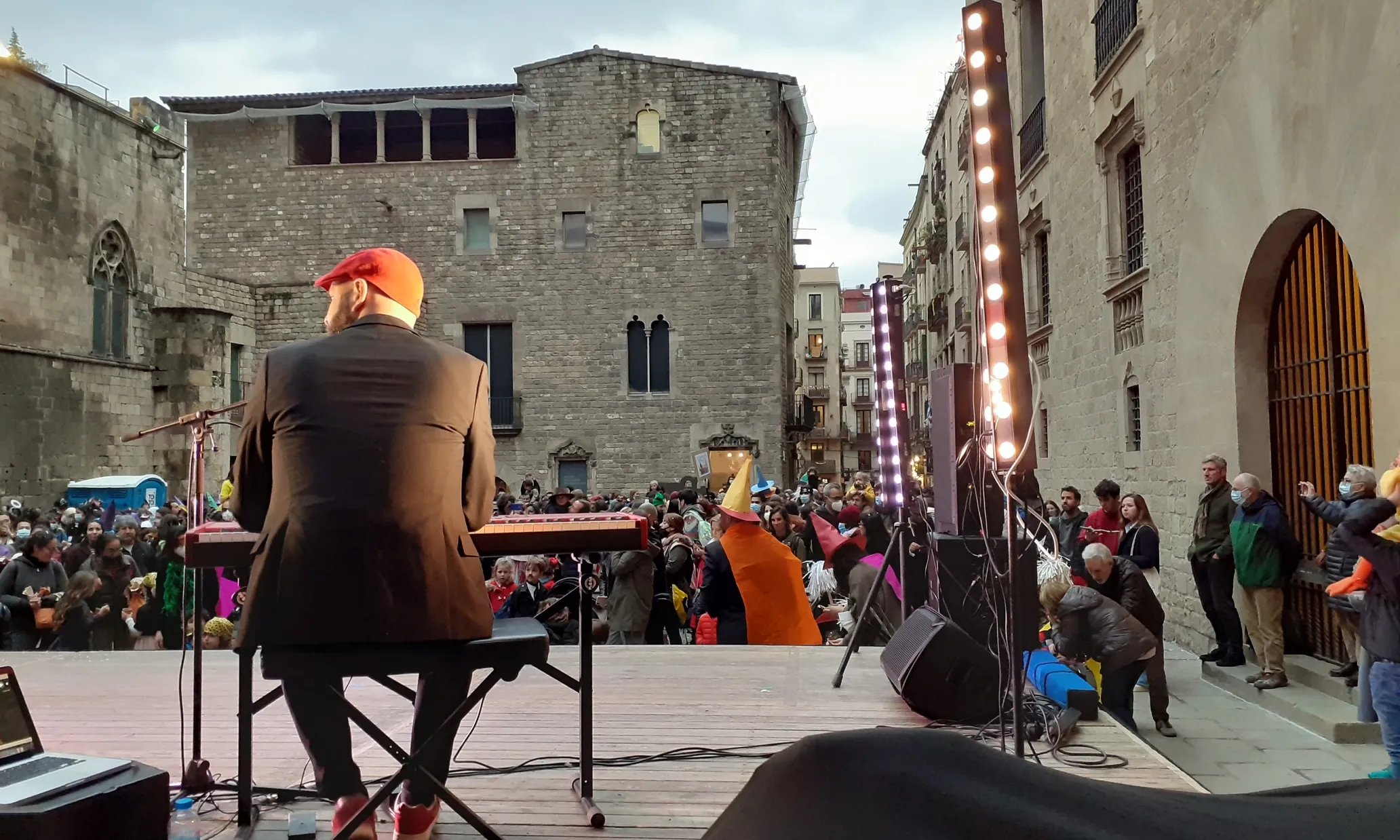 L'entitat programa tallers, jocs i espectacles en l'àmbit familiar i de tots els gèneres, com ara la màgia, l'animació, titelles, el circ, teatre infantil i conta contes.