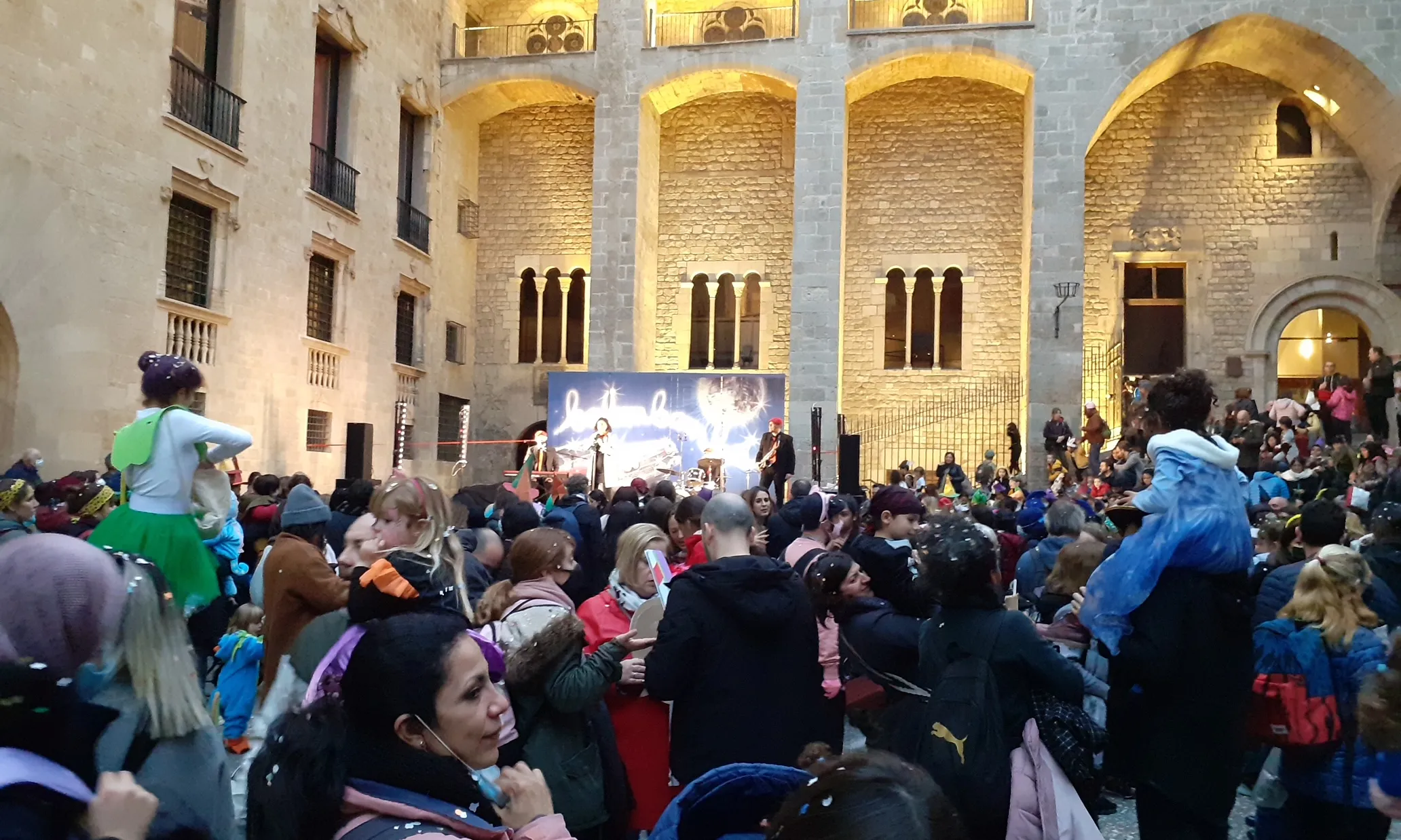 Imatge d'arxiu d'una activitat a la plaça del Rei de Barcelona durant Carnestoltes.