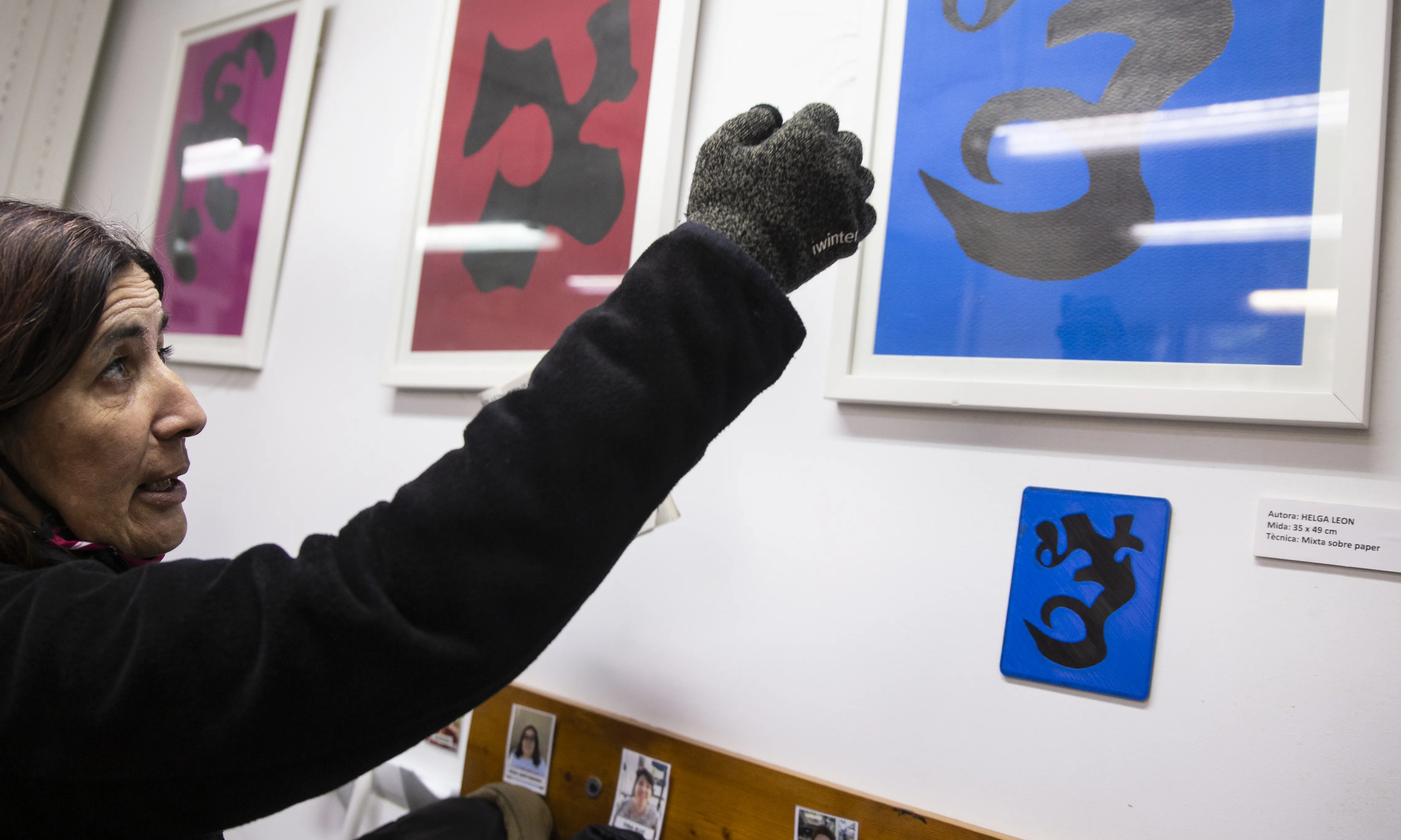 L'Helga mostra com els seus dibuixos d'han imprès amb la fabricació digital.