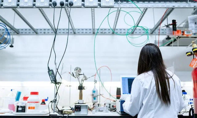 Noia fent recerca en un laboratori. Font: Pexels - ThisIsEngineering Noia fent recerca en un laboratori. Font: Pexels - ThisIsEngineering