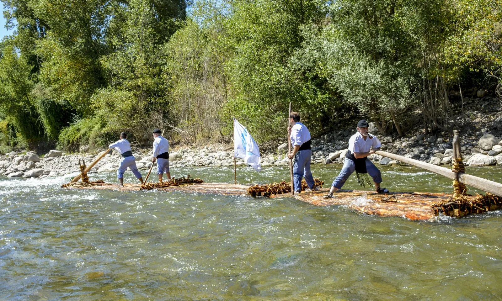 Les baixades que fa l'Associació de Raiers de Nargó són, habitualment, amb rais de tres trams i amb les fustes lligades l'una al costat de l'altre.