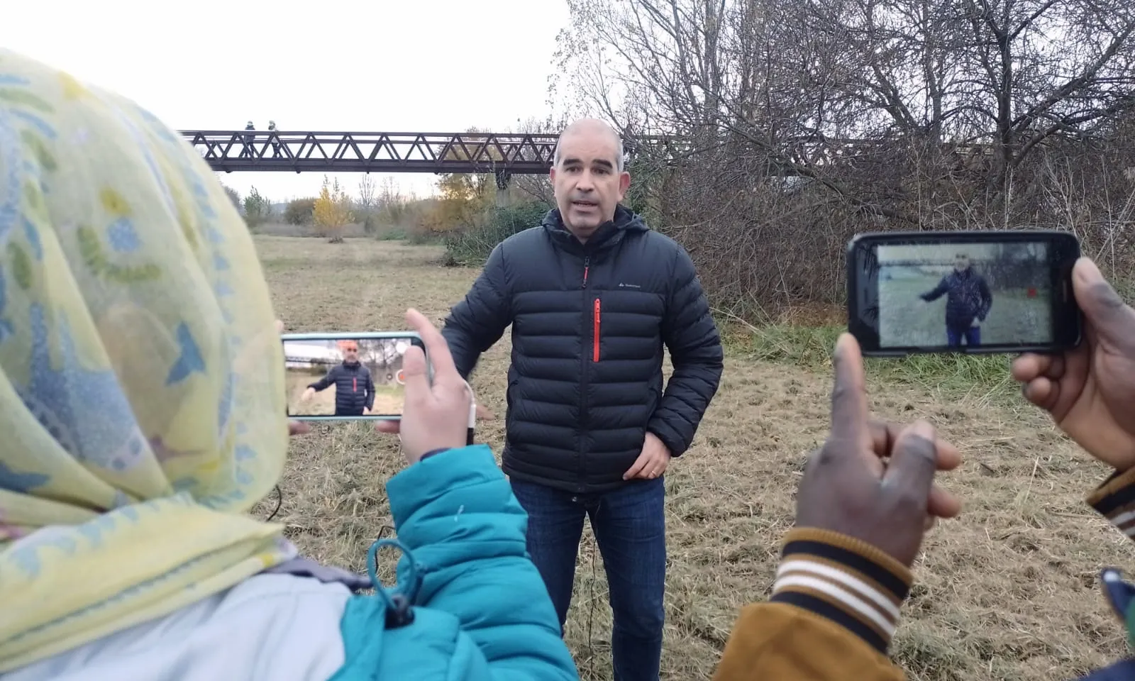 Les gravacions es fan amb material que estan a l'abast de la població general, com ara els telèfons mòbils.