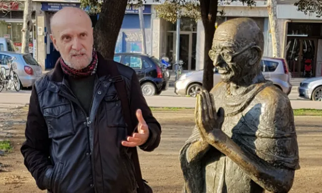 Un representant de FundiPau amb una estàtua de Gandhi. Font: FundiPau.