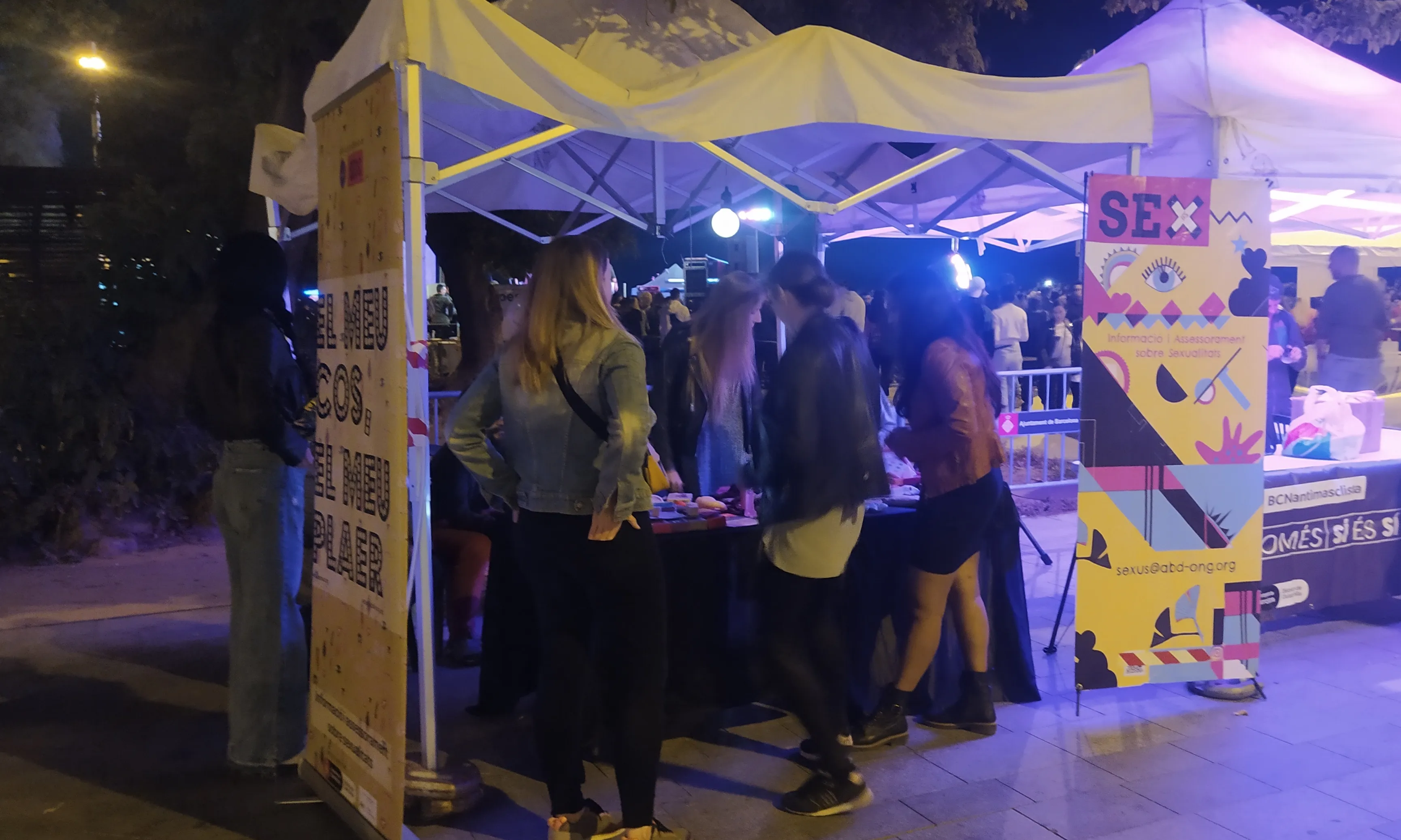 Les organitzadores instal·len estands a diferents espais d’oci per oferir informació i materials.