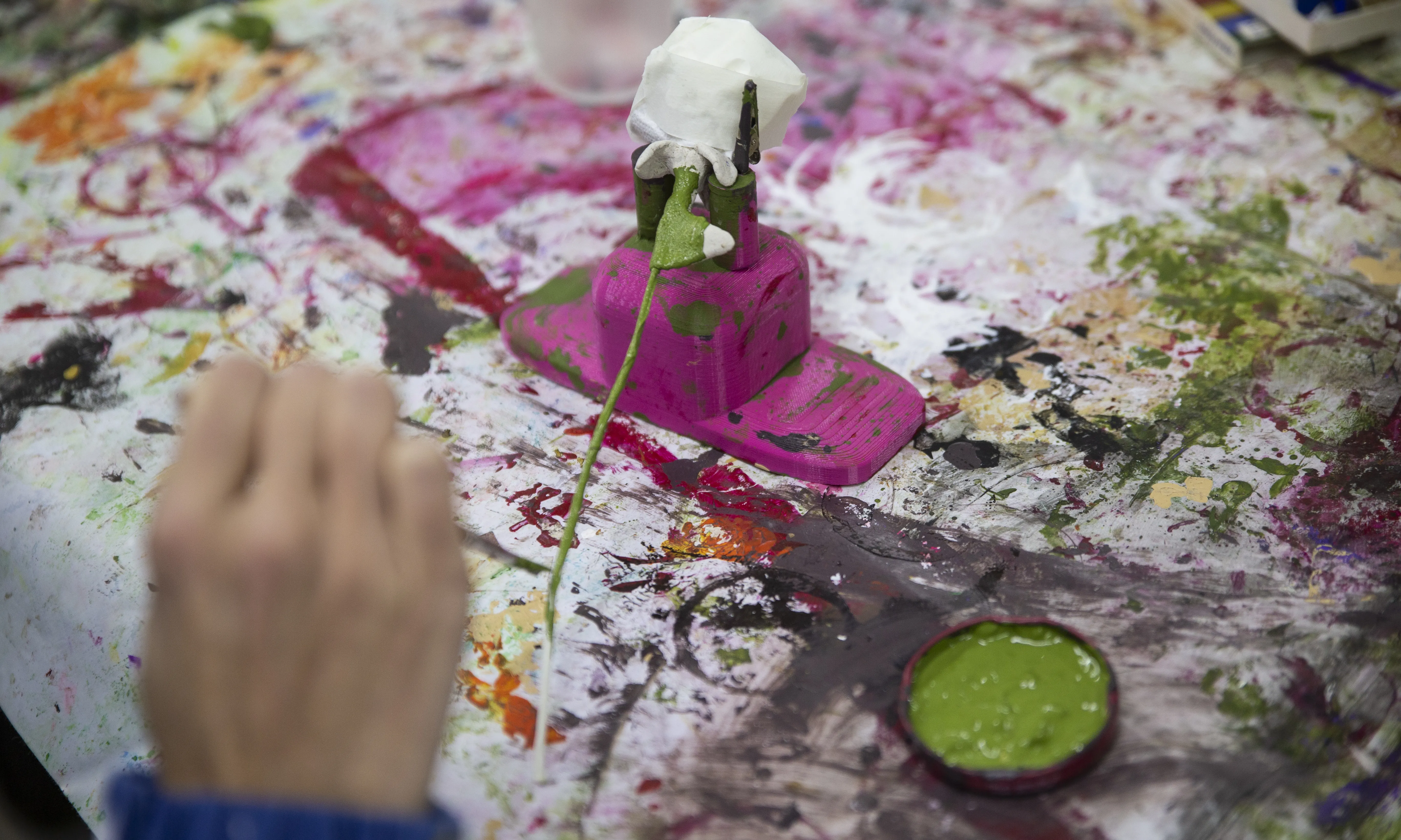 El grup maker d'Estimia ha construït aquests suports perquè les companyes d'artesania amb mobilitat reduïda puguin pintar les roses de Sant Jordi.