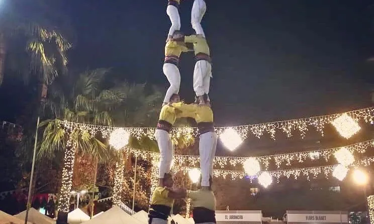 L’associació Agrupació de Cultura Popular de Castelldefels té a prop de tres-centes persones sòcies, de les quals cent són castelleres.