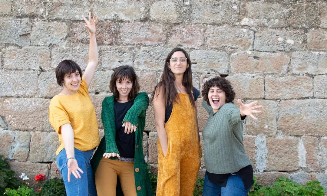 D'esquerra a dreta: l'Anna Bonet, l'Alba Casqueiro, la Coral Linares i la Nadia Urrich, les cinc impulsores de l'associació El Rebombori.