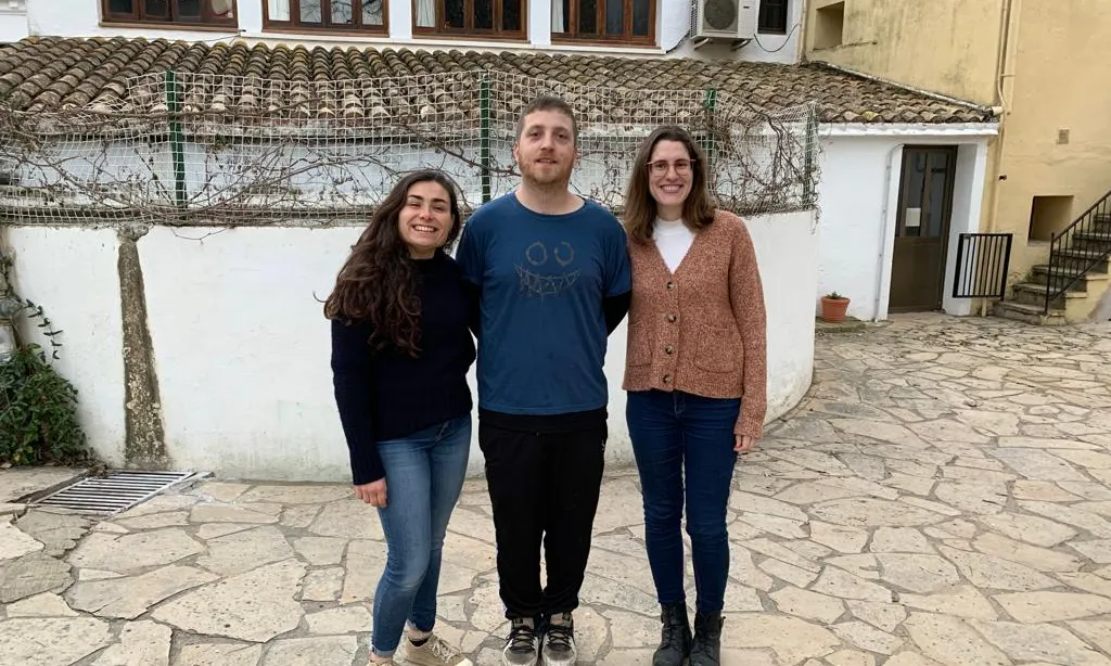 Ariadna Rivillas, Roger Dolcet i Cristina Ruiz, equip del Casal Anxanetes, alerten que si no els arriben recursos hauran de tancar.