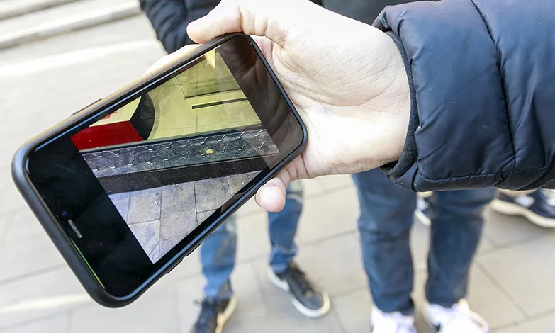 Uns cinc-cents nois i noies han participat en els recorreguts per detectar arquitectua hostil a Barcelona i a l'Hospitalet de Llobregat.