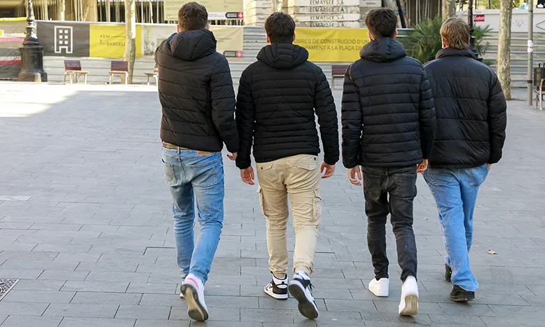 Les persones que dormien on s'instal·la un obstacle no desapareixen, sinó que han de buscar un altre espai on dormir.