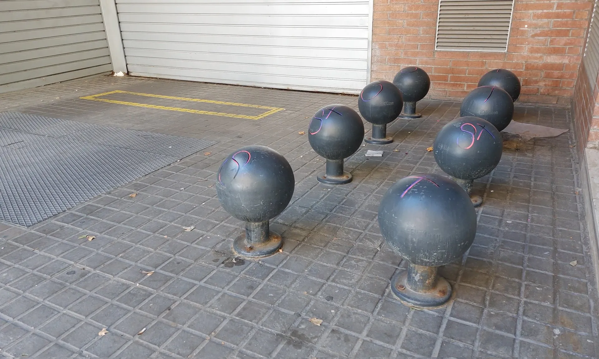 Un dels espais amb arquitectura hostil o arquitectura antipersones a l'Eixample de Barcelona.