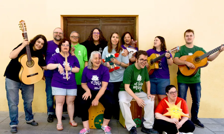 La idea del festival sorgeix arran de la tasca del Botó Màgic, grup format per persones amb discapacitat intel·lectual dels tallers ocupacionals de la Fundació Aspasim.