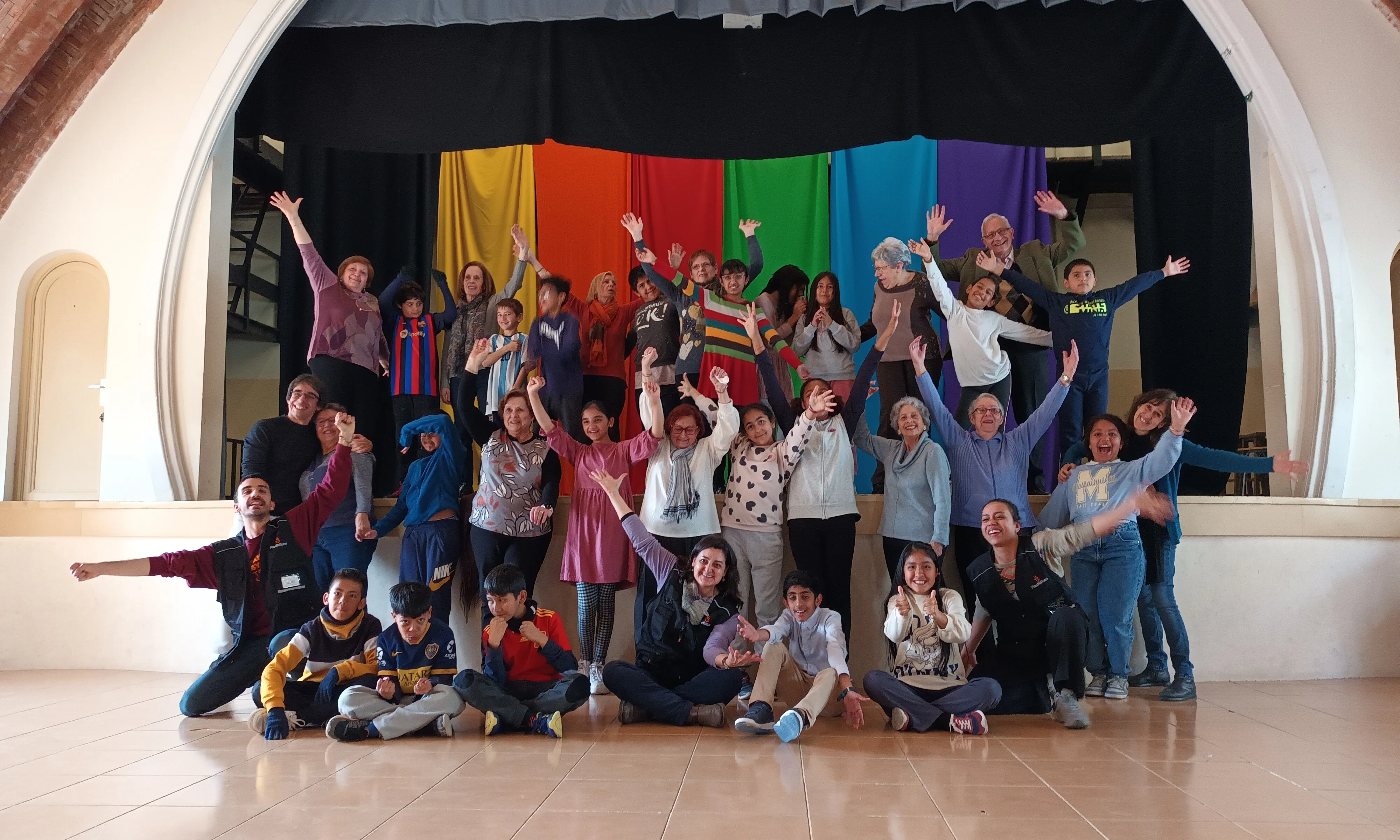 Pràctica escènica de persones grans derivades del CAP Sants i infants i joves de l'Escola Cavall Bernat.