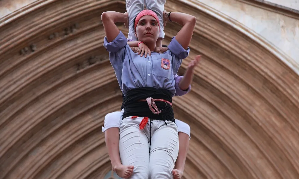 Dona castellera al pilar de la Colla Jove Xiquets de Tarragona davant la Catedral de Tarragona.