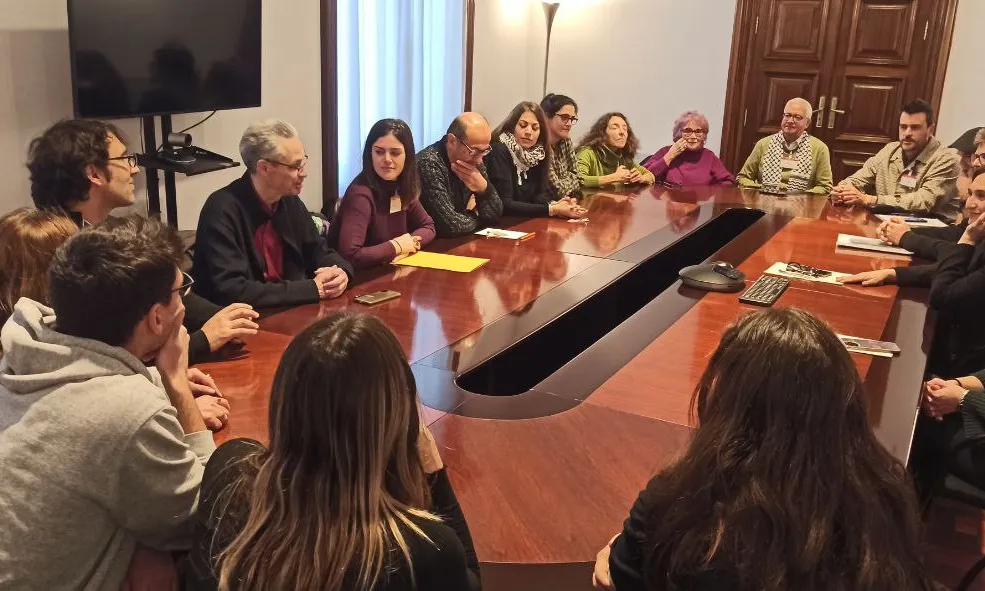Els membres de la coalició s'han reunit amb l'alcaldessa Ada Colau, qui els ha comunicat la decisió.