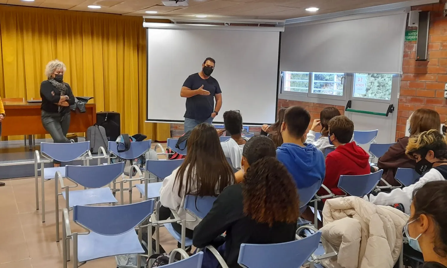 Un voluntari explica el seu testimoni a joves del Centre Escolar Empordà dins del projecte 'Aprenentatge i Servei'.