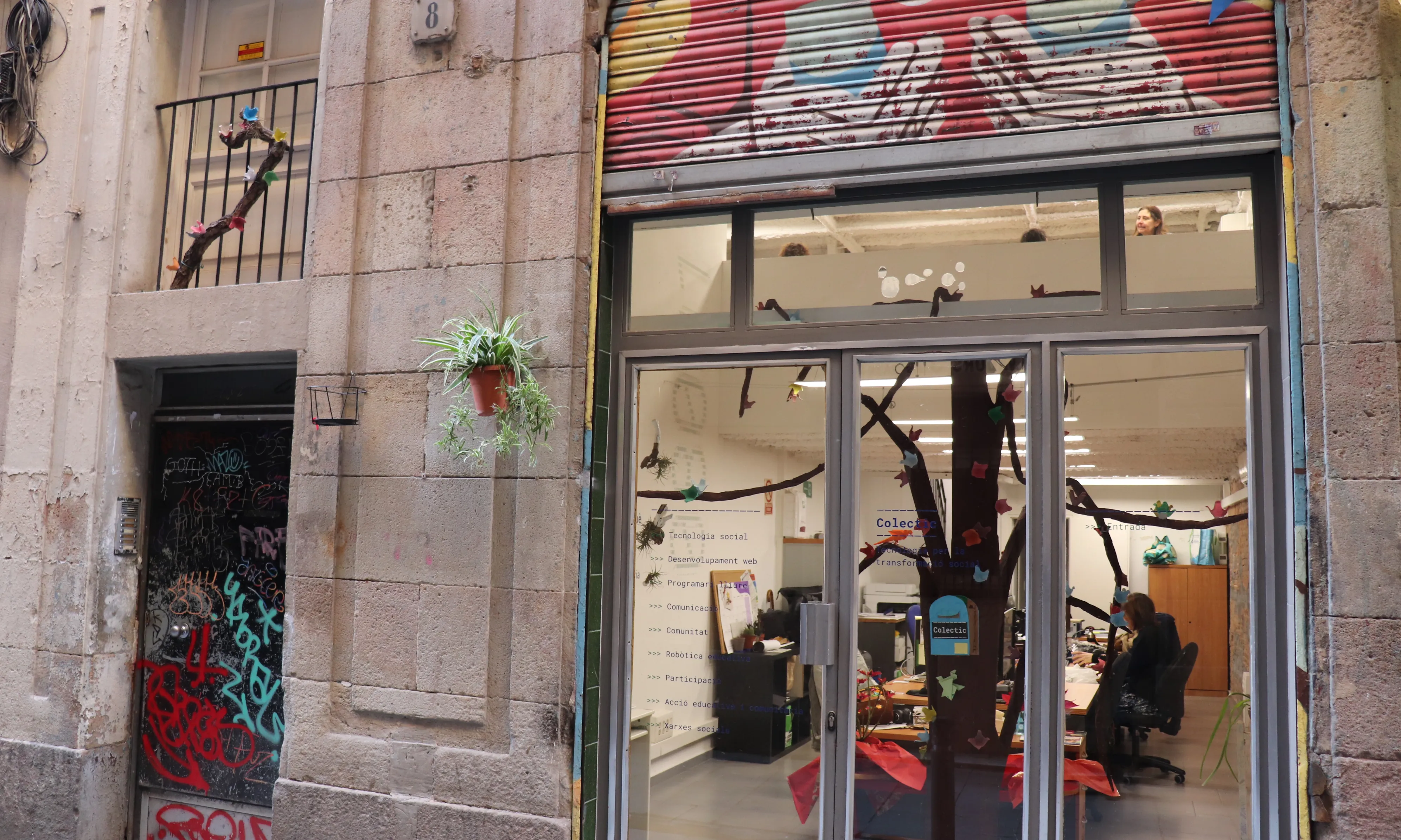 El guarniment fet a l'Espai Jove de la cooperativa Colectic, guanyador del segon premi del concurs 'Disfressa el teu espai'.