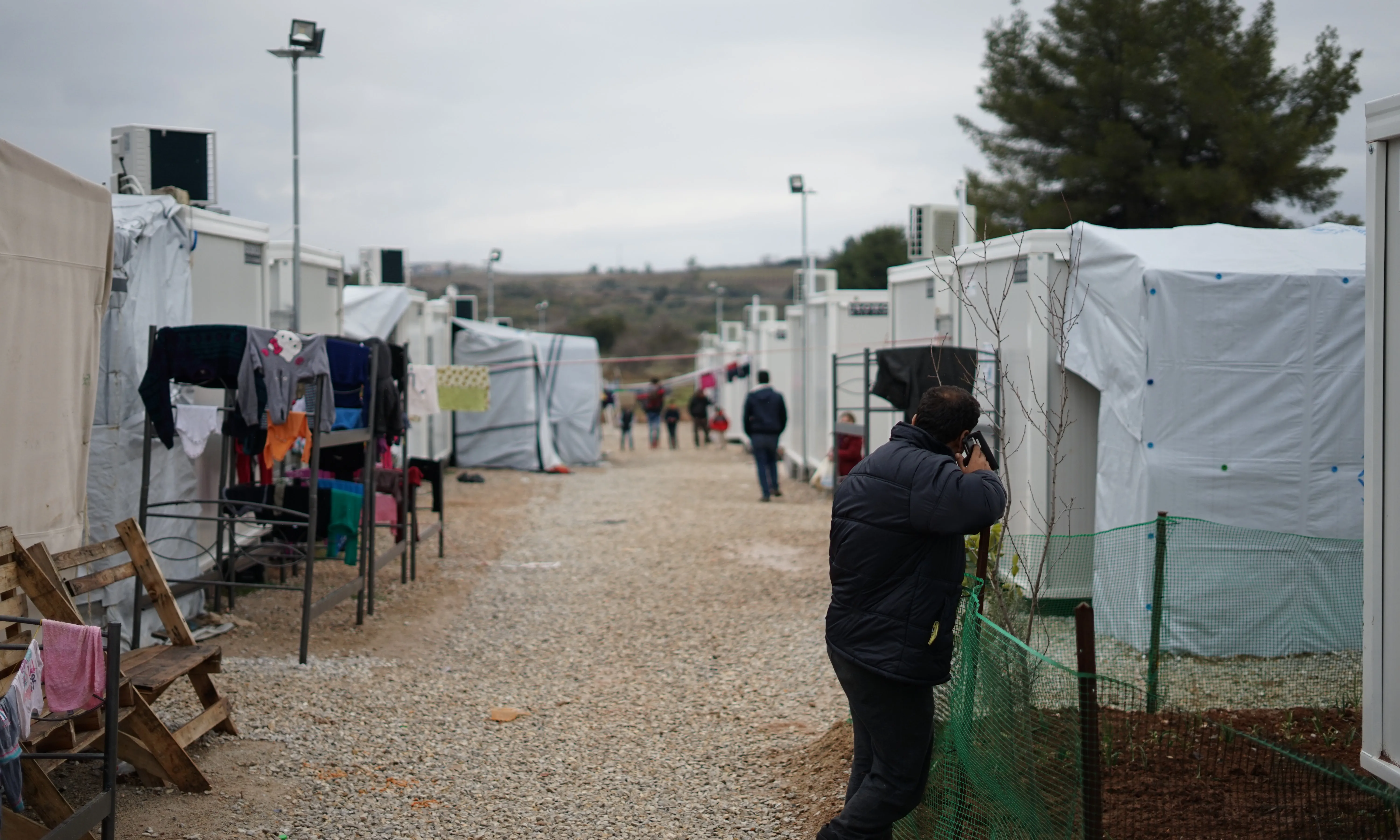 Milers de persones es veuen forçades a viure en camps de persones refugiades en el seu camí cap a Europa.