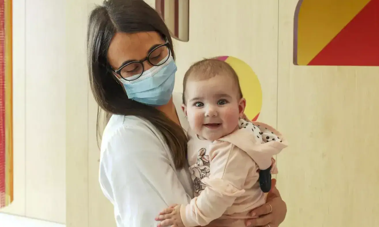 Professional de l'Hospital Sant Joan de Déu amb pacient