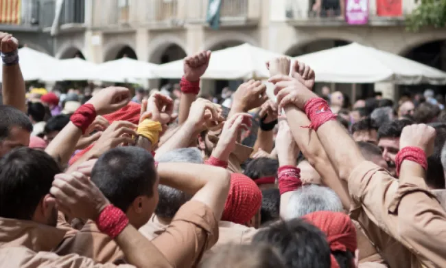 Imatge d'una actuació de castells en representació de la 'Nit de Castells'. Font: Llicència CC Unsplash