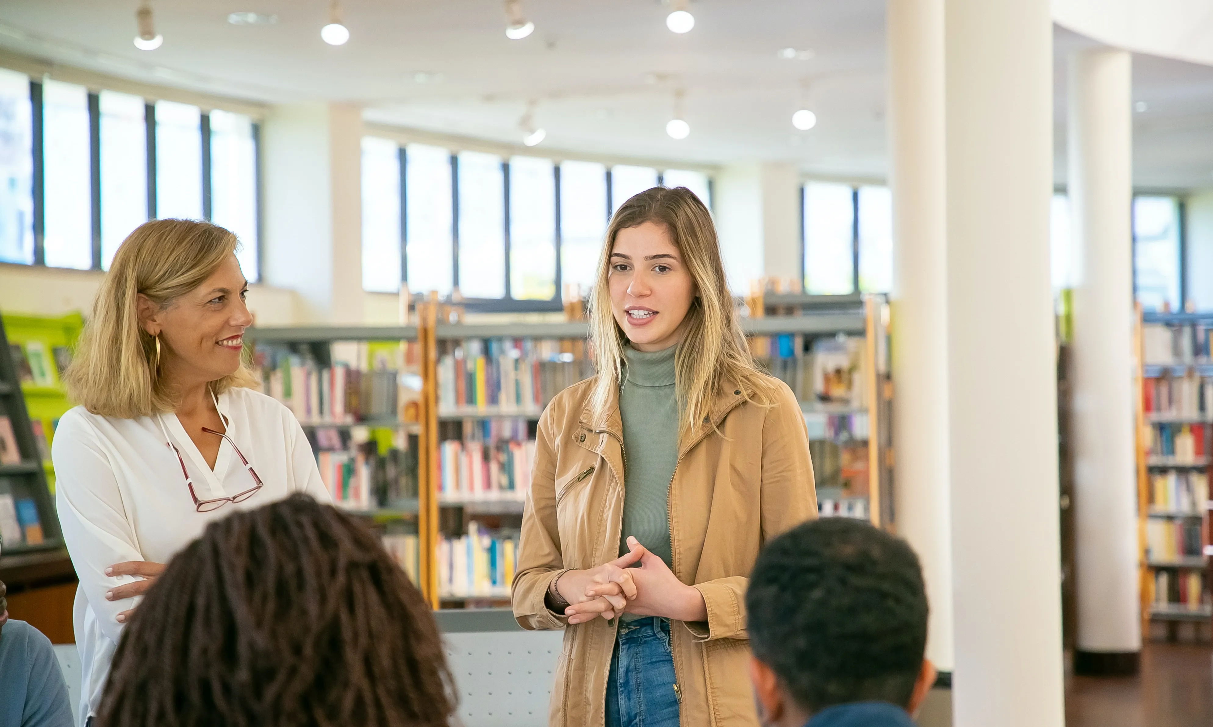 Conferència a la biblioteca. Font: Pexels - Kampus Production Conferència a la biblioteca. Font: Pexels - Kampus Production