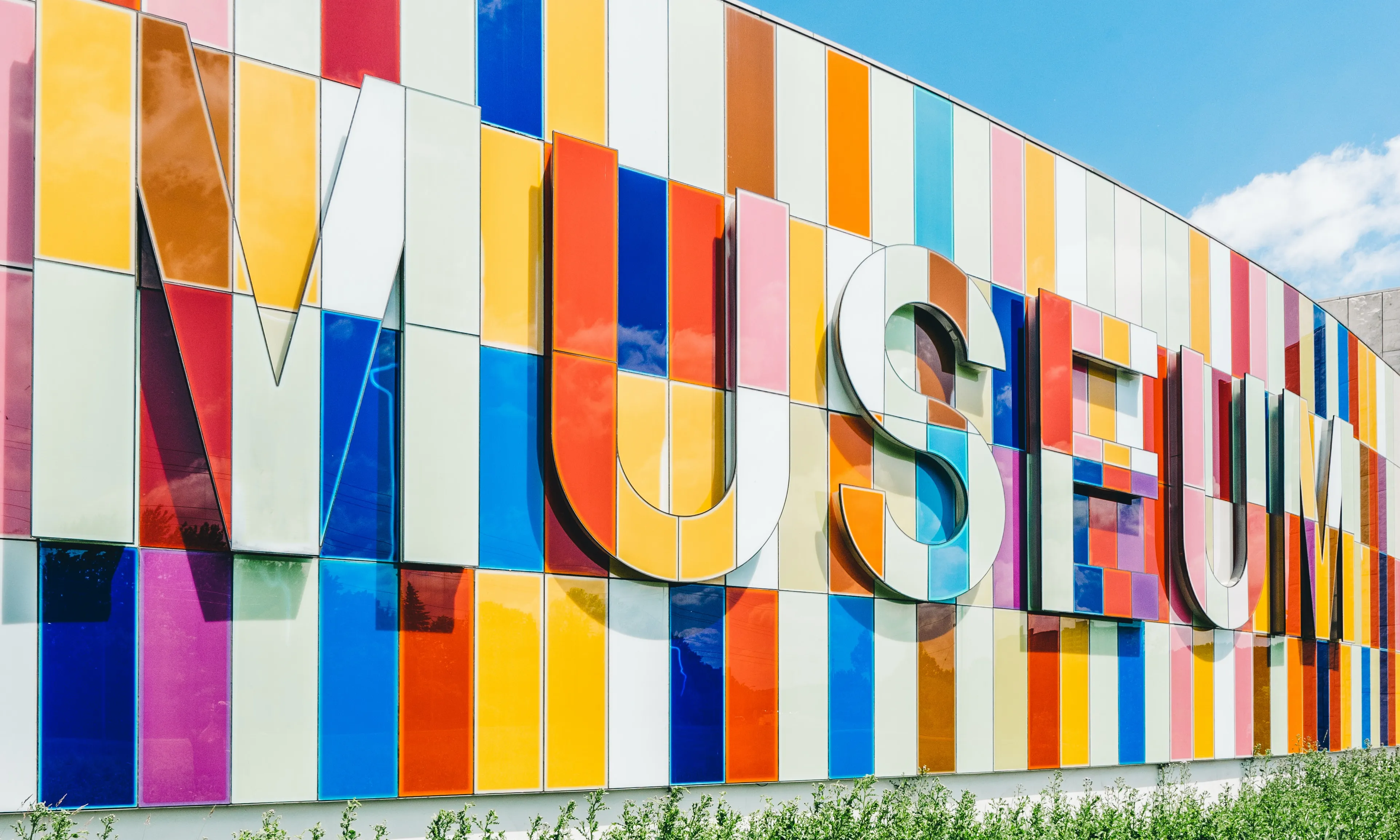 Logo d'un museu. Font: Pexels - Scott Webb