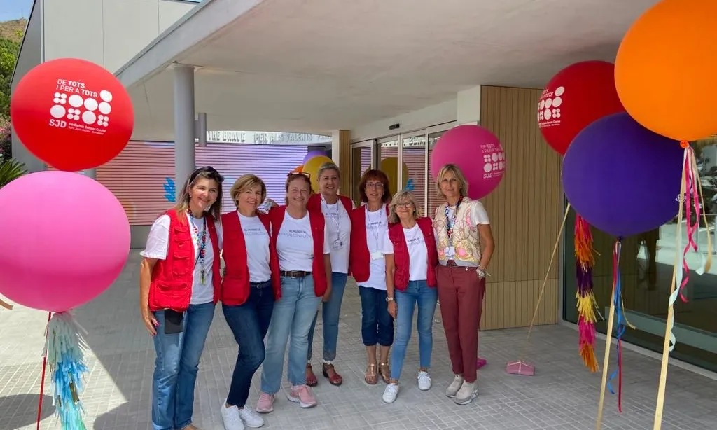 Silvia Avila, segona per l'esquerra, amb les companyes voluntàries de l'Hospital maternoinfantil de Sant Joan de Déu de Barcelona.