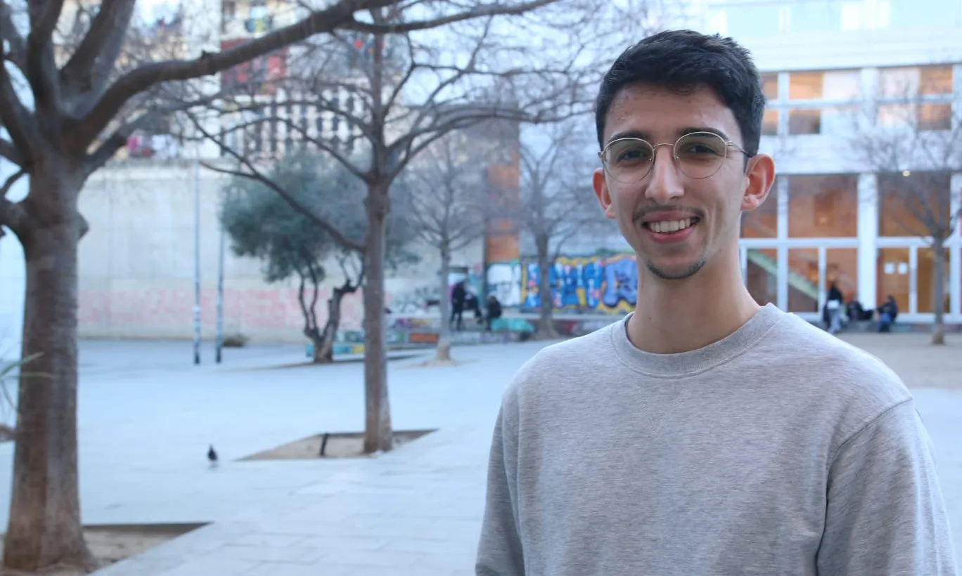 Alaaddine Azzouzi a la Plaça de Joan Coromines, al Raval de Barcelona.