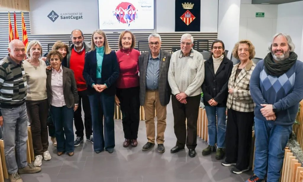 L'alcaldessa, Mireia Ingla, juntament amb altres representants del consistori i de l'Entitat Sardanista de Sant Cugat i la Confederació Sardanista de Catalunya, durant la presentació de la programació.