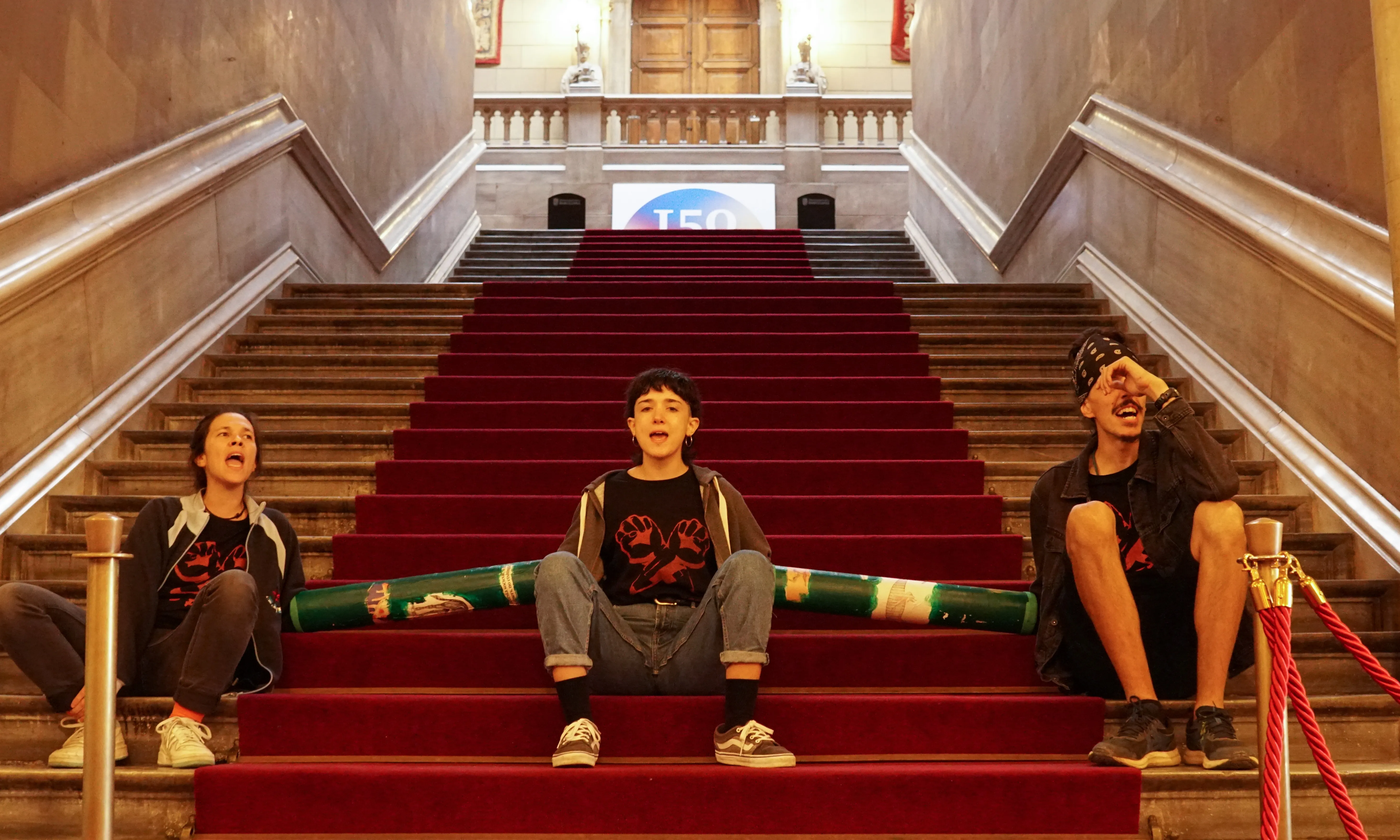 Membres d'End Fossil Barcelona durant l'ocupació de l'edifici històric de la Universitat de Barcelona el novembre de 2022.