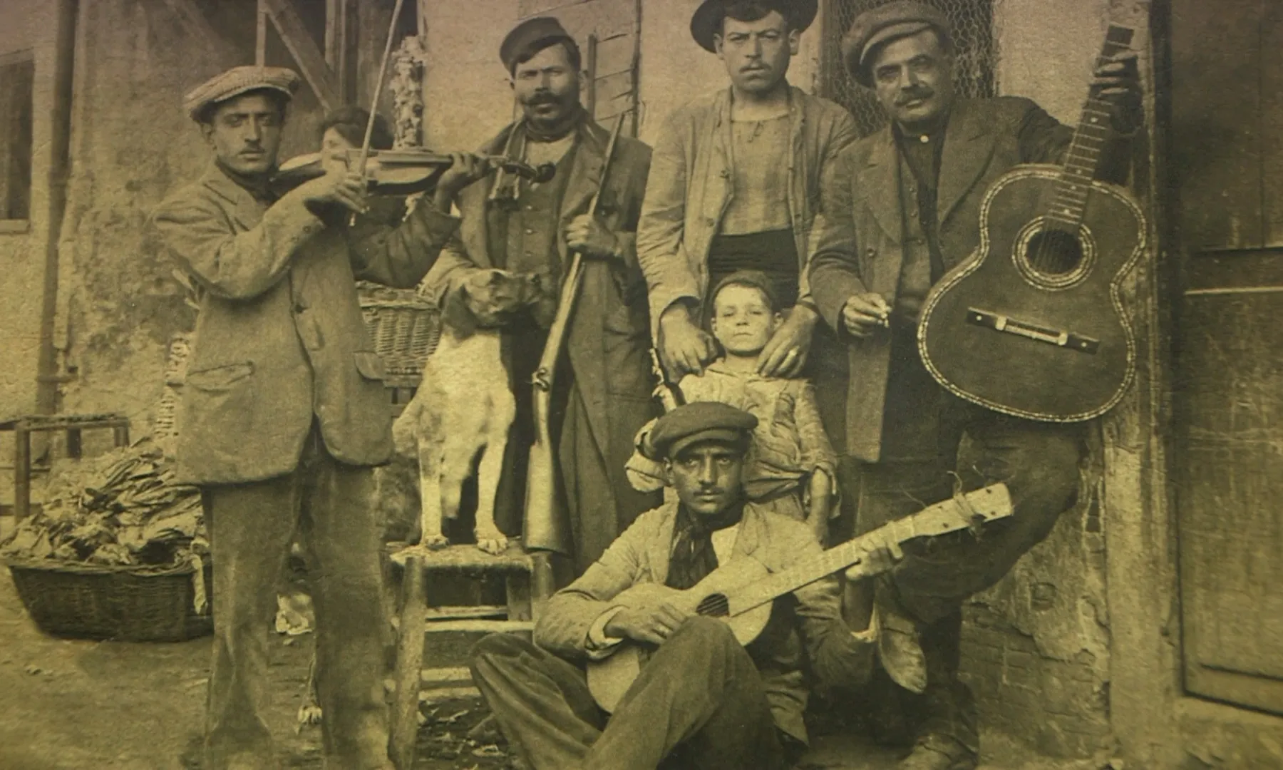 L'EMUGBA compta amb un gran mural fotogràfic que tracta de preservar la memòria gitana des d'una mirada pròpia. 