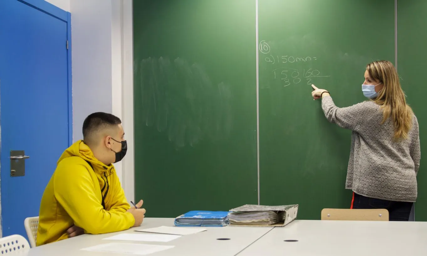 Un alumne a l'Escola de Segona Oportunitat de la Fundació Comtal.