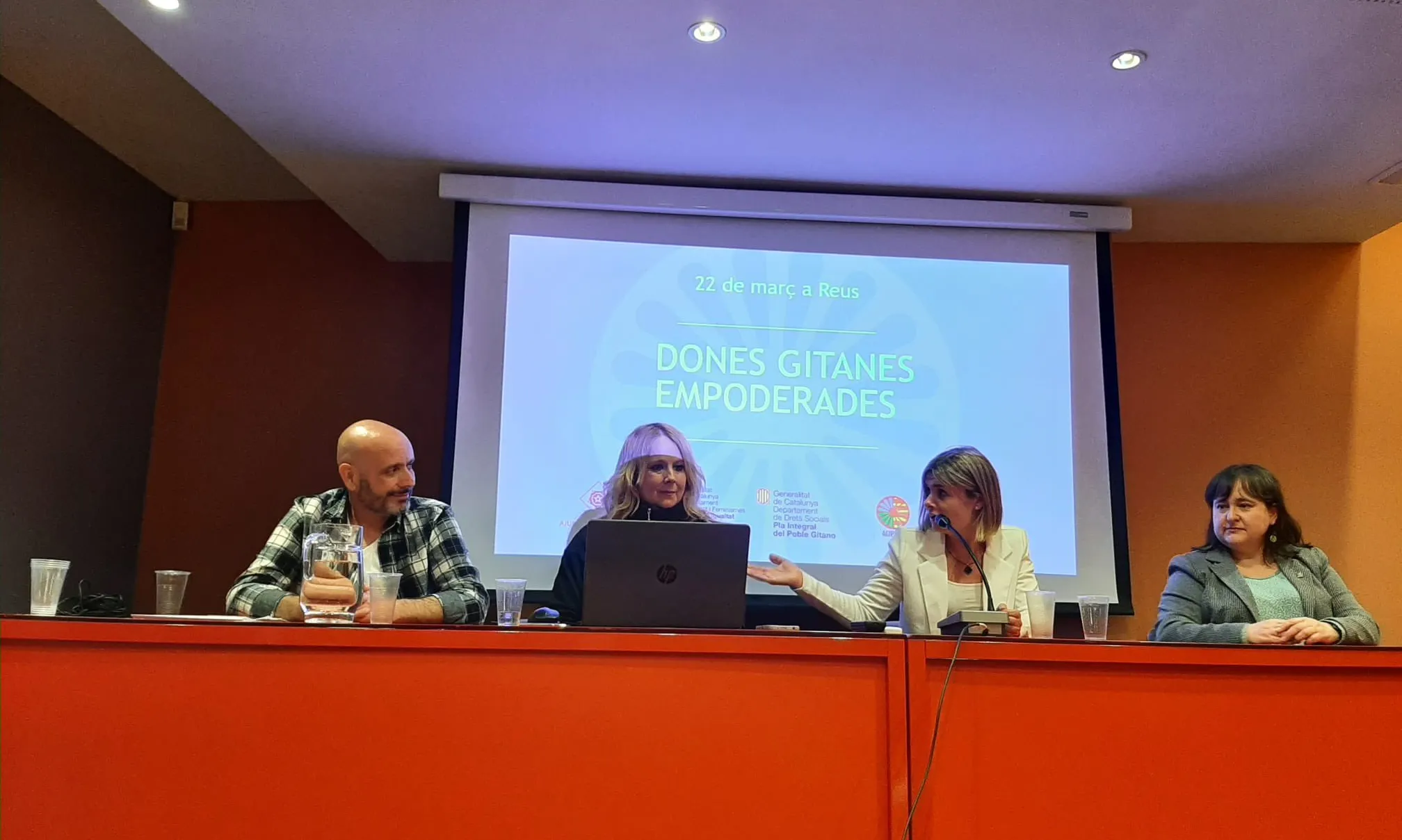 Taula rodona “L’apoderament de les dones gitanes” organitzada per AGIPCAT