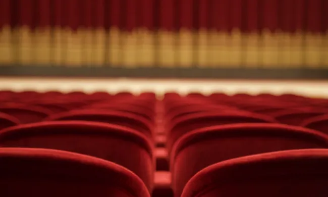 Imatge d'una sala de teatre com a representació de la celebració del Festival Mutis. Font: Llicència CC Unsplash